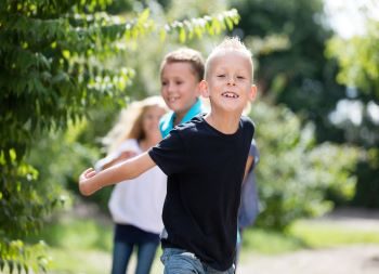 Fröhliche Kinder laufen auf dem Schulhof